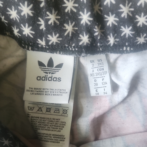 Adidas Red and Black Leggings with Dynamic Pattern - Picture 2 of 4